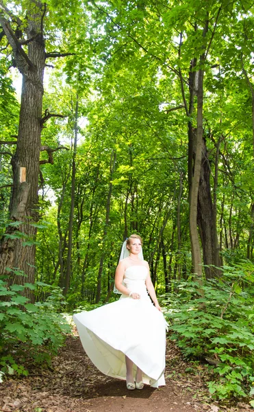 야외 숲에서에서 아름 다운 신부 — 스톡 사진