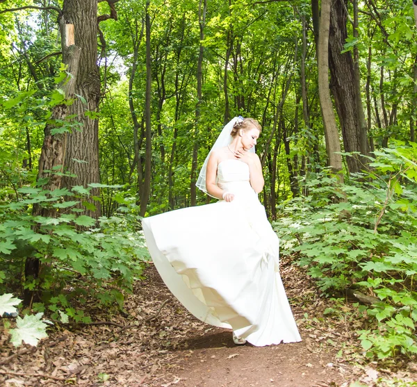 Linda noiva ao ar livre em uma floresta — Fotografia de Stock