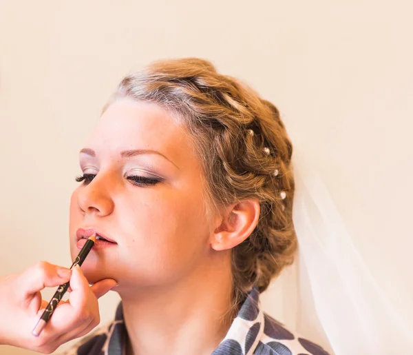 Estilista hace la novia de maquillaje en el día de la boda — Foto de Stock