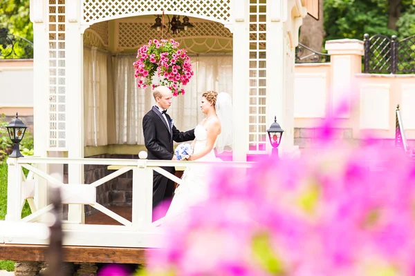 Novia y novio en el gazebo —  Fotos de Stock