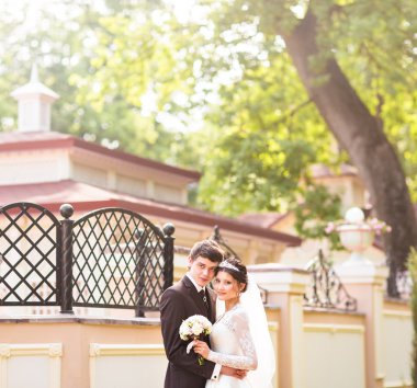 Gelin ve damat onların düğün günü romantik bir an olması