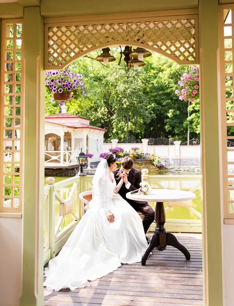 Braut und Bräutigam bei einem romantischen Moment am Hochzeitstag — Stockfoto