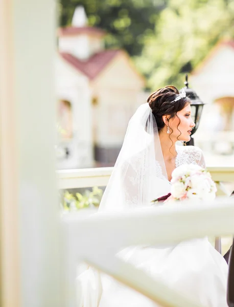 Matrimonio. Bella sposa con bouquet — Foto Stock