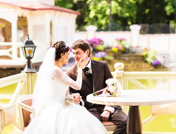 Mariés ayant un moment romantique le jour de leur mariage — Photo