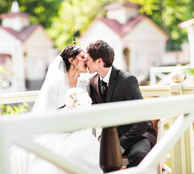 Gelin ve damat onların düğün günü romantik bir an olması