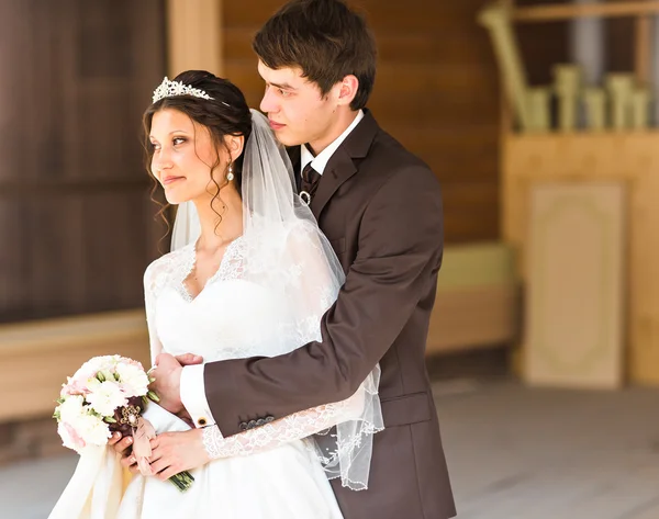 Mariés ayant un moment romantique le jour de leur mariage — Photo