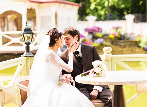 Noiva e noivo está desfrutando de casamento — Fotografia de Stock