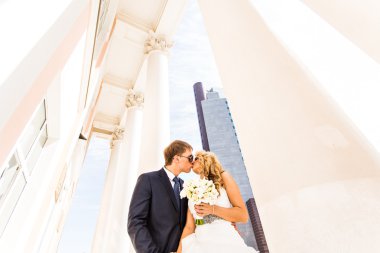 Gelin ve damat cam bina arka plan üzerinde