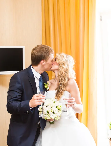 Joven boda pareja besos . — Foto de Stock