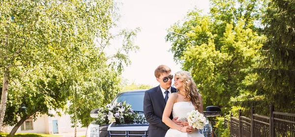 Наречений і наречений над весільним автомобілем фону — стокове фото