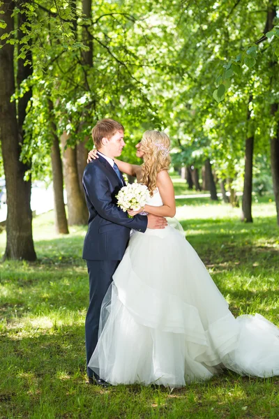 Noiva e noivo em um momento romântico — Fotografia de Stock