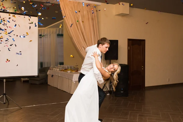 Dança de casamento de noiva e noivo — Fotografia de Stock