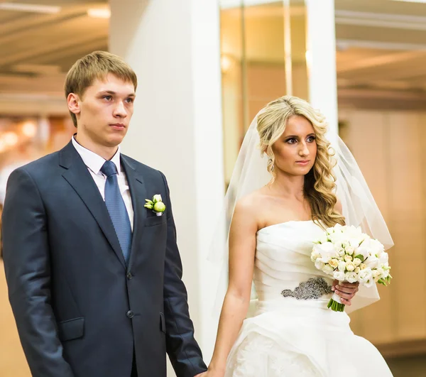 Casamento casal de mãos dadas — Fotografia de Stock