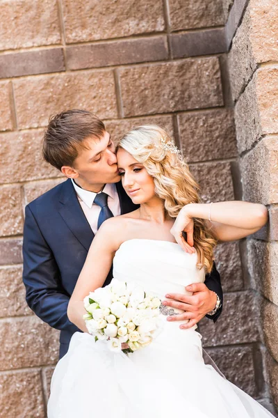 Bröllop par kramas, groom allomfattande brud — Stockfoto