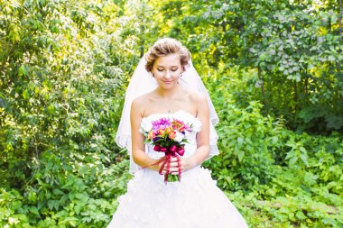 Açık havada düğün buket ile güzel gelin