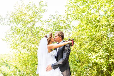 Sadece evli çift kucakladı