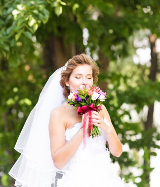 Açık havada düğün buket ile güzel gelin