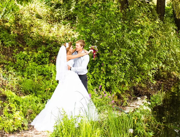 Apenas casal abraçado — Fotografia de Stock