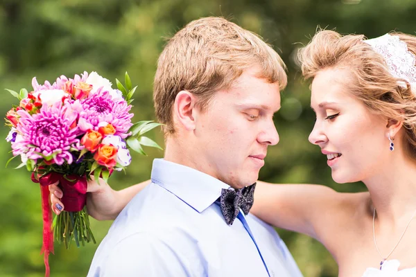 ちょうど結婚されていたカップルを採用 — ストック写真