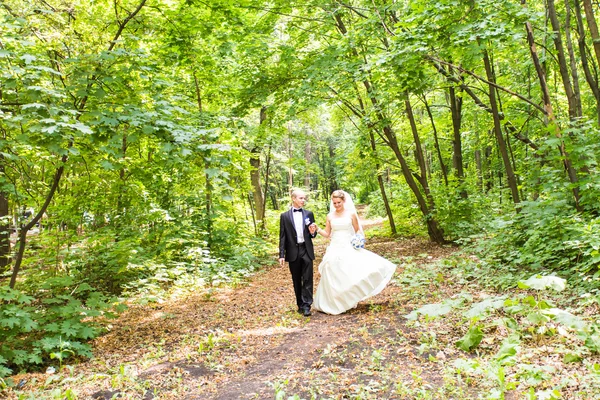 Романтична весільна пара розважається разом на відкритому повітрі в природі — стокове фото