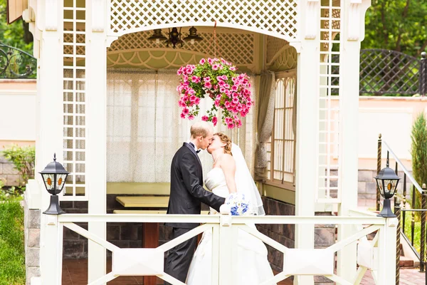 Bela noiva e noivo está desfrutando de casamento — Fotografia de Stock