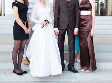 Yeni evli çift ve onların arkadaşları düğün partisinde