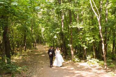 Gelin ve damat yaz park açık havada walking away