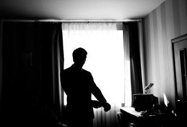 Onun en sevdiğim gömlek giymiş. Kadar gömlek düğmelerini adam silüeti