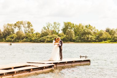 Gelin ve damat romantik bir anda