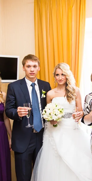 Sposo e sposo con bicchieri di champagne — Foto Stock