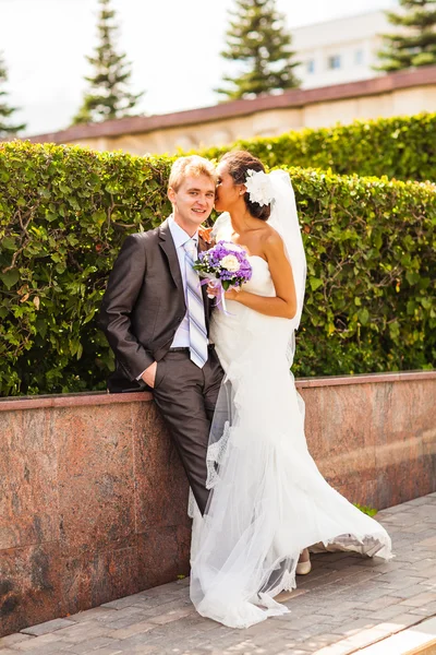Bruden viskar hemlighet i brudgummar öra — Stockfoto