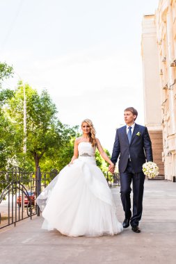 Gelin ve damat yaz park açık havada walking away