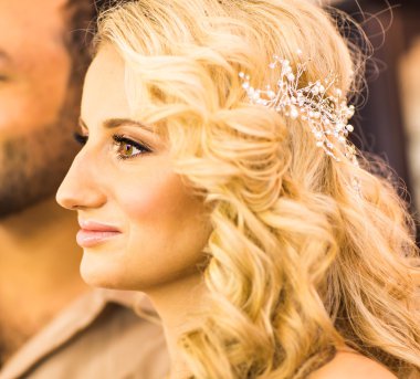 Güzel Gelin Makyaj ve saç modeli ile evlilik.