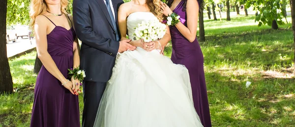 Elegantes invitados felices con estilo con novia y novio —  Fotos de Stock