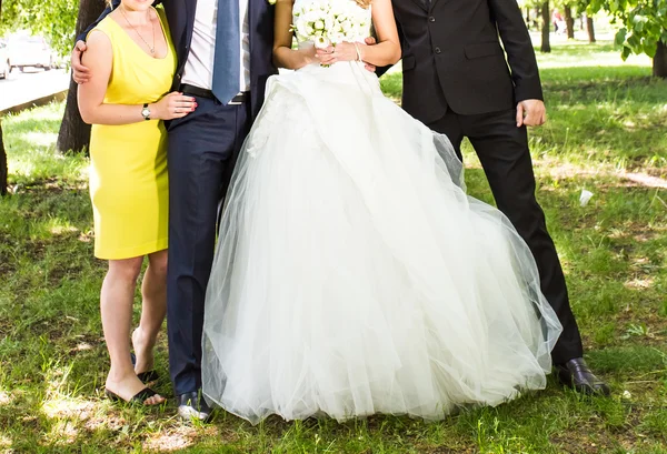 Elegantes invitados felices con estilo con novia y novio — Foto de Stock