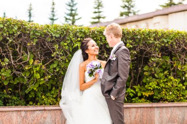 Genç ve güzel bir çiftin yakın çekimi.