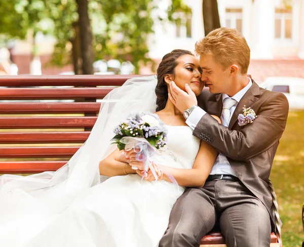 Весільна пара обіймає і цілує в приватний момент радості — стокове фото