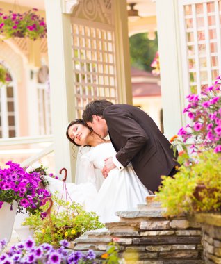 Gelin ve damat onların düğün günü romantik bir an olması