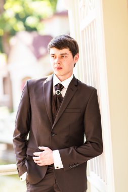 Gelinlik giymiş damat.