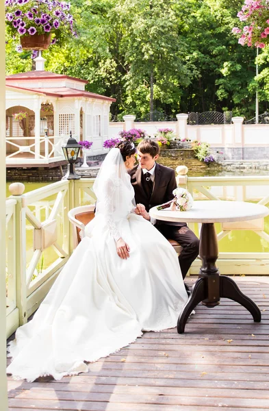 Novia y novio teniendo un momento romántico en el día de su boda —  Fotos de Stock