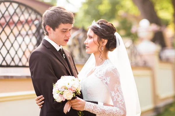 Braut und Bräutigam gehen im Freien. Liebendes Hochzeitspaar im Freien. — Stockfoto
