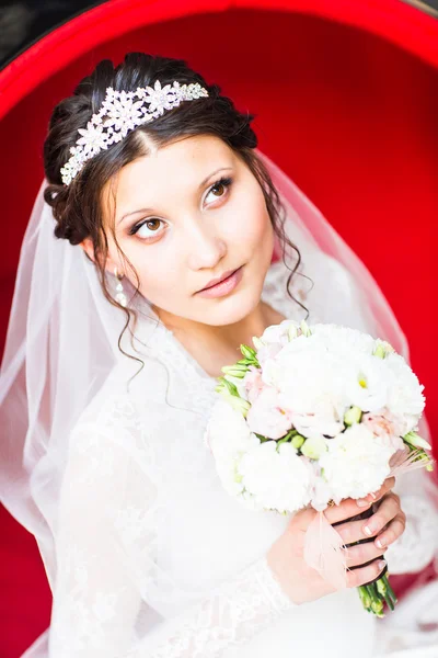 Młoda panna młoda w sukni ślubnej gospodarstwa bukiet — Zdjęcie stockowe