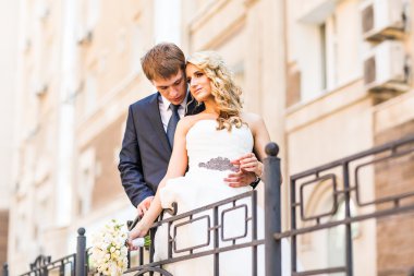 Gelin ve damat onların düğün günü romantik bir an olması