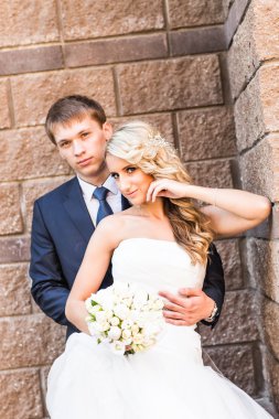 Gelin ve damat onların düğün günü romantik bir an olması