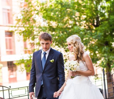 Gelin ve damat onların düğün günü romantik bir an olması