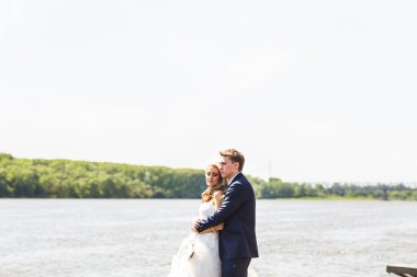 Gelin ve damat onların düğün günü romantik bir an olması
