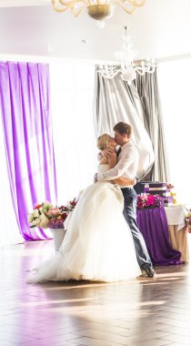 Mutlu gelin ve damat onların düğün Resepsiyon