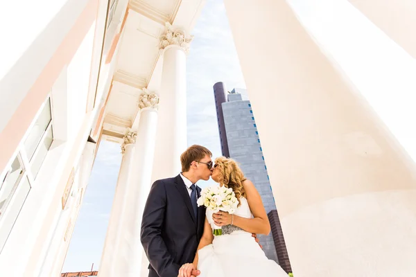 Casamento casal e arranha-céus — Fotografia de Stock