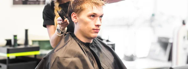 Beau homme au salon de coiffure — Photo