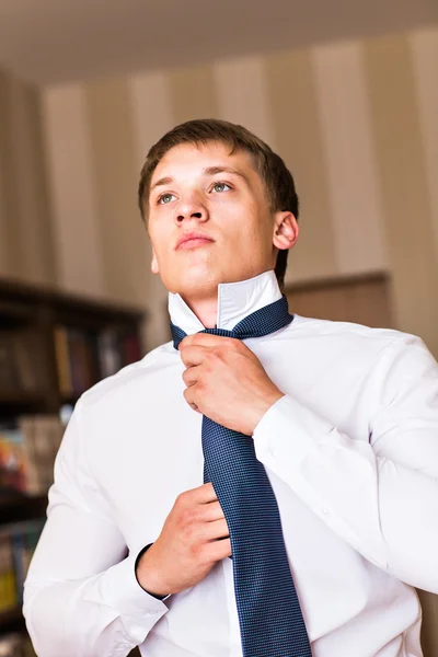 Portrait d'un homme ajustant sa chemise et sa cravate — Photo